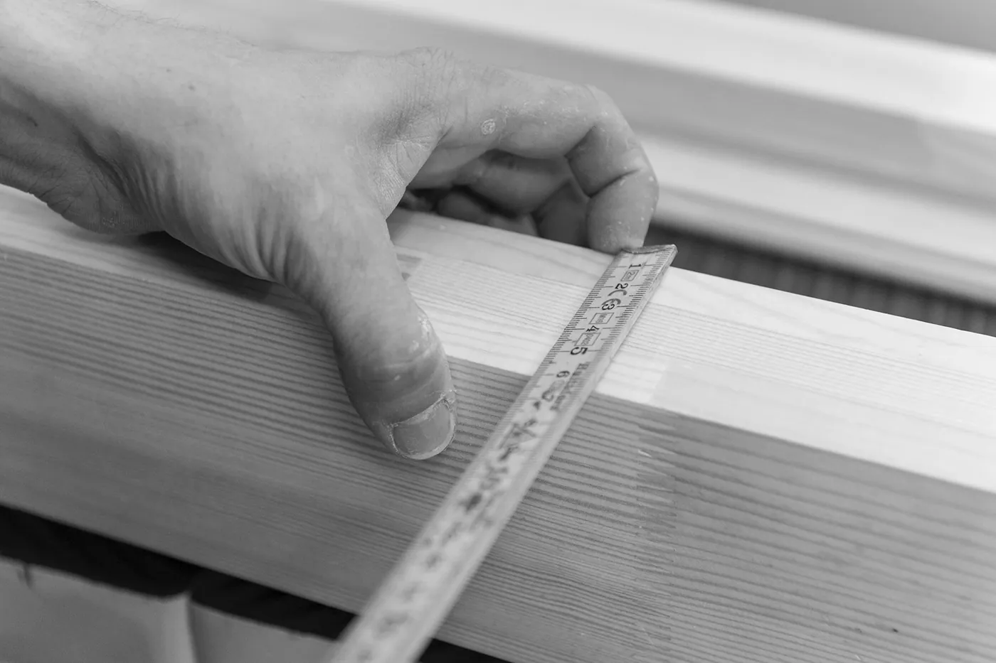 Mesure d'une pièce de bois à l'atelier