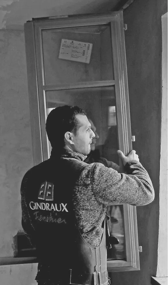 Un collaborateur Gindraux à l'atelier de Saint-Aubin