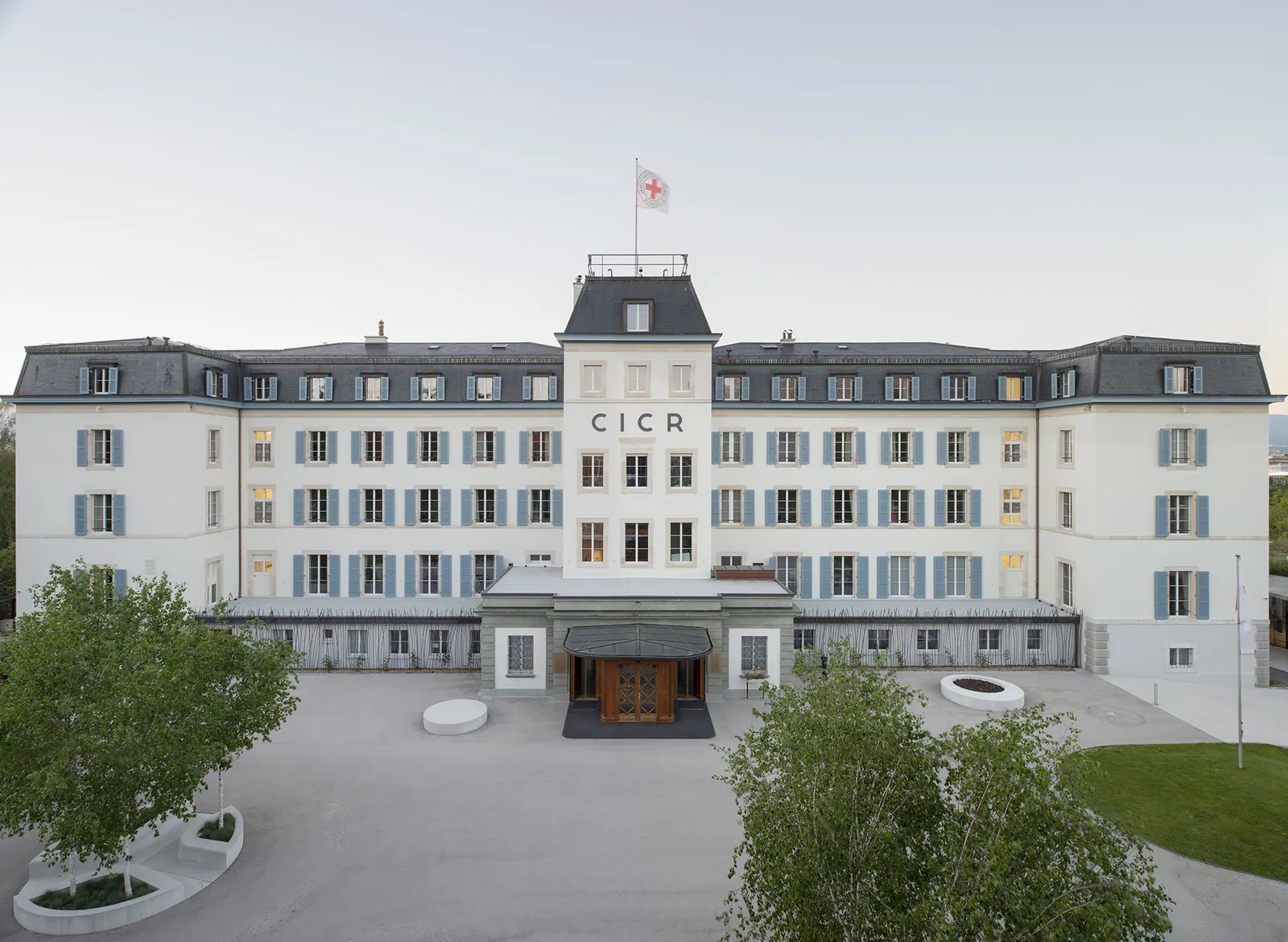 Façade du siège de la Croix-Rouge à Genève, équipée de fenêtres bois-métal Gindraux
