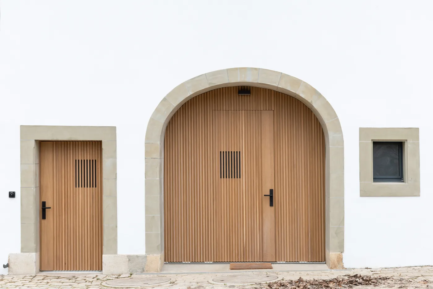 Portes en bois fabriquées par Gindraux pour une maison vigneronne à Echichens
